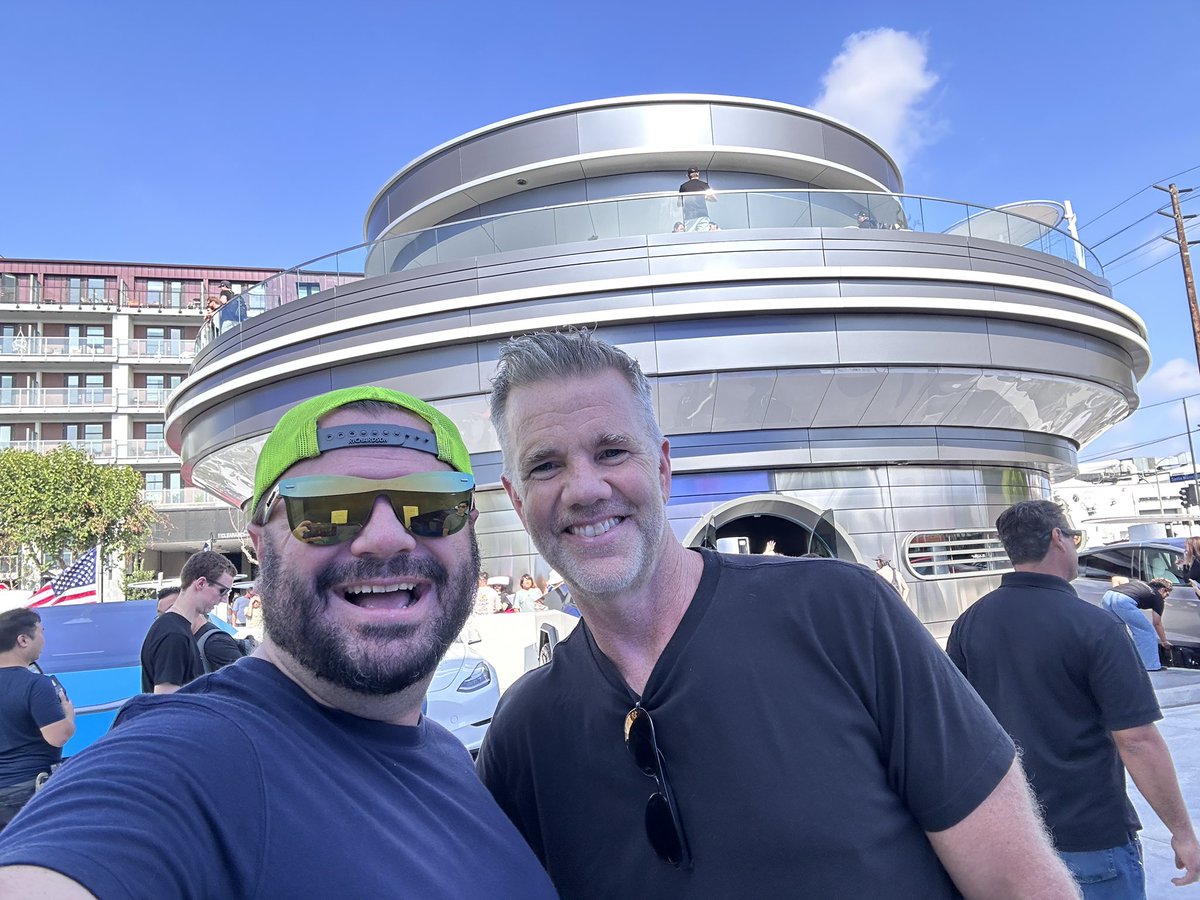 ChargePozitive's tweet image. Hangin with Franz at the new Tesla Diner!
@woodhaus2 @Tesla @TeslaCharging