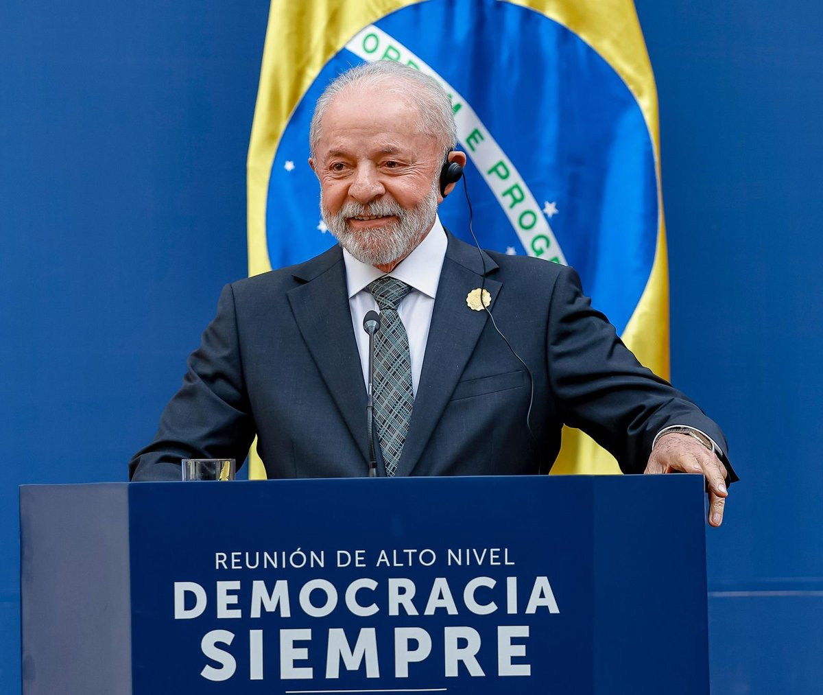 Lula (@lulaoficial) on Twitter photo A história nos ensina que nenhum retrocesso se sustenta diante da mobilização popular. Viva a democracia! Viva o direito de viver em paz, em um mundo mais justo e soberano!
📷 <a href="/ricardostuckert/">Ricardo Stuckert</a> A história nos ensina que nenhum retrocesso se sustenta diante da mobilização popular. Viva a democracia! Viva o direito de viver em paz, em um mundo mais justo e soberano!
📷 <a href="/ricardostuckert/">Ricardo Stuckert</a>