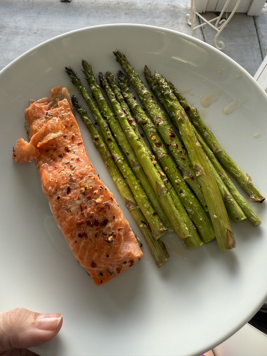 AnnaDsays's tweet image. Steelhead trout and asparagus. Ridiculously healthy and tasty. 😋