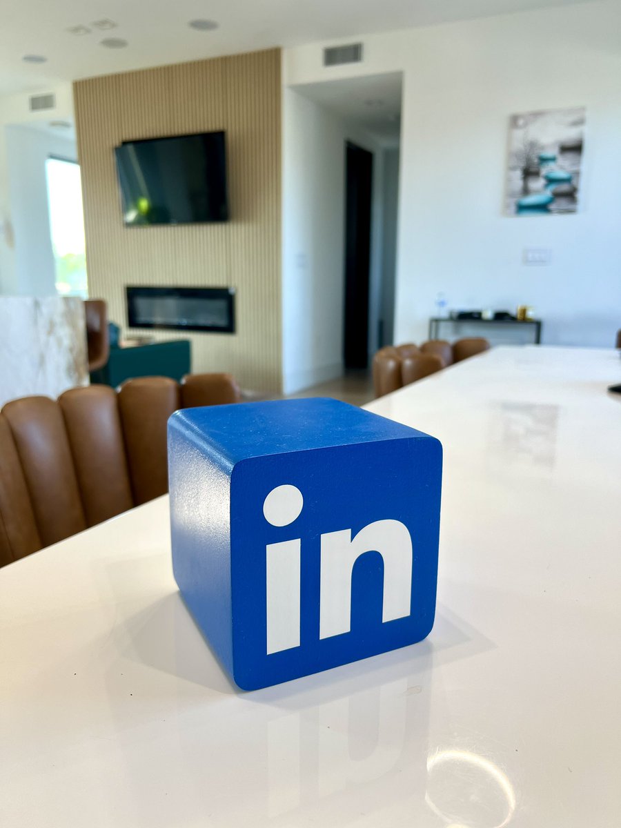 gracepace_'s tweet image. Thank you LinkedIn for this wonderful cube 🫡