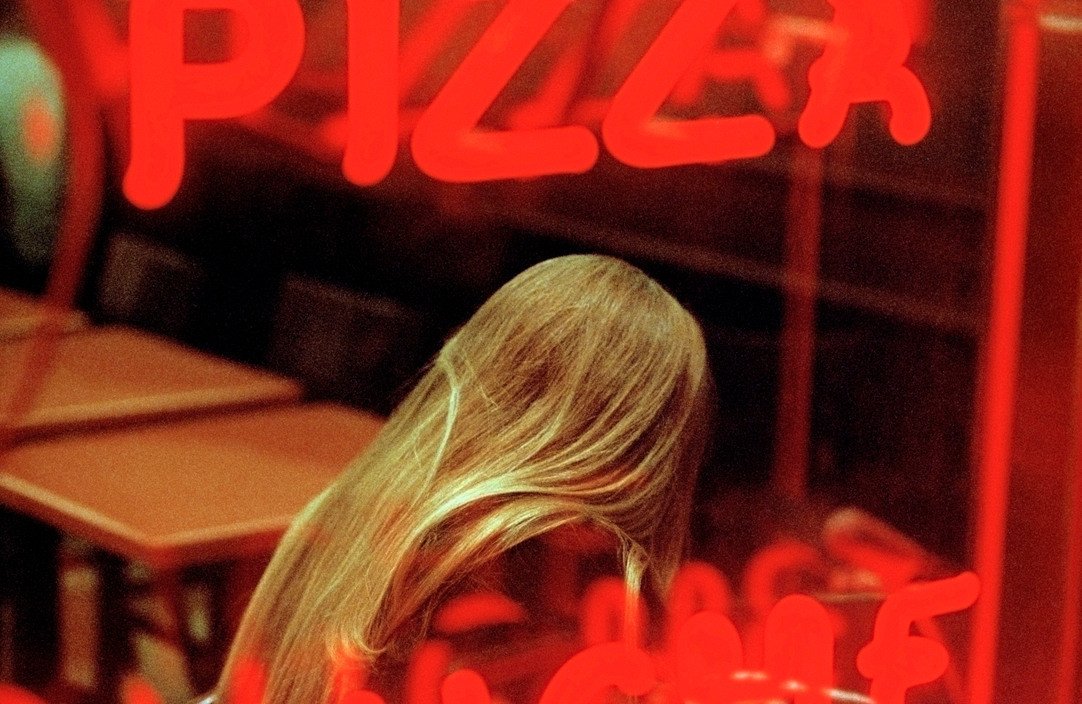 fitnessfeelingz's tweet image. Constantine Manos. Woman in pizza parlor. Times Square, NYC. 2005.