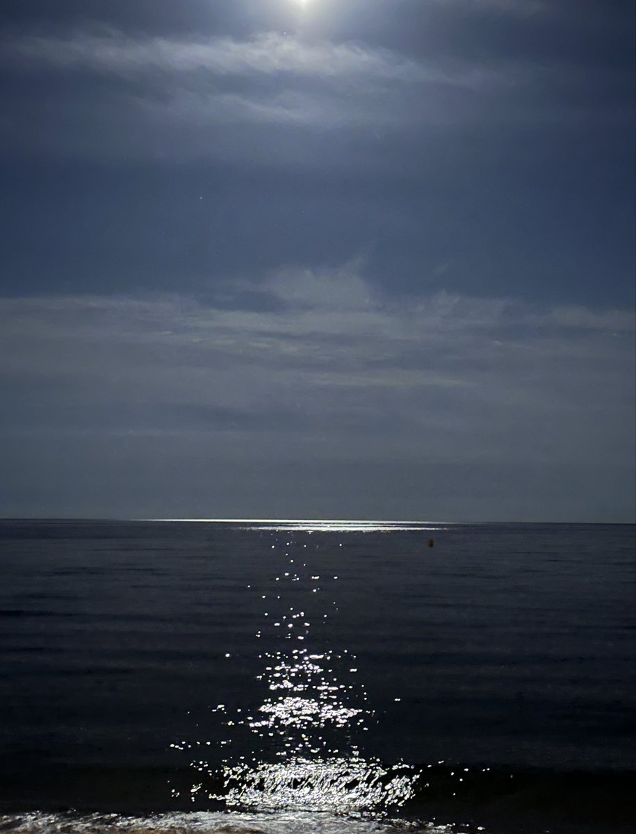 La nuit est sombre mais il y a toujours une lueur d’espoir.
#ChasseurDeBeauté