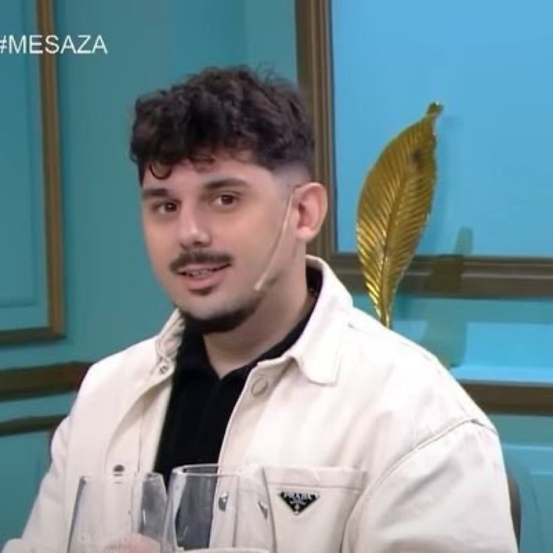 valencasIa's tweet image. lo q más gracia me da de esta comparación es que sus outfits están invertidos, es realmente su doppelgänger