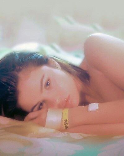 selgomezdata's tweet image. 🚨 Rare beauty archived ALL posts on Instagram. Tomorrow is Selena's birthday and something must be coming.