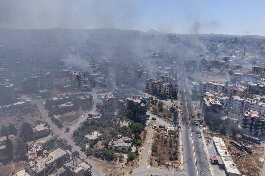 syraura's tweet image. ماذا حدث في السويداء؟ ولماذا؟
أولًا:
كانت السويداء ترفض دخول قوات الأمن العام والجيش السوري إلى أراضيها، نتيجة تعنّت "حكمت الهجري" وتبنّيه فكر الانفصال دون مبررات واضحة، إلى جانب توجيهه سيلًا من الخطاب المسيء للدولة دون أي توضيح أو تبرير منطقي.
ثانيًا:
نشطت في السويداء عصابات…