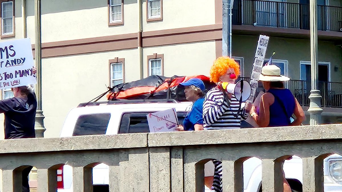 MDGOP's tweet image. The clowns came out to protest Rep. Andy Harris’s fundraiser today.
At least Maryland Democrats are finally showing us their true colors!
