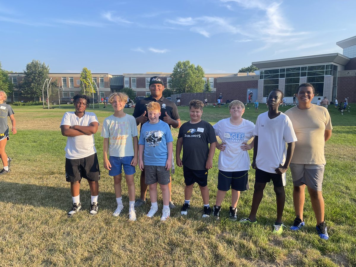 CalebMPugh's tweet image. Supporting our middle school linemen! #eaglefootball #grcs #youthsports #inthetrenches