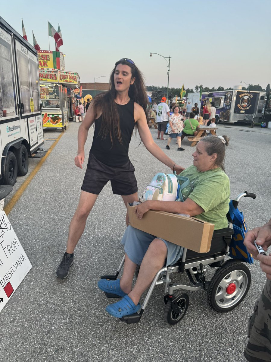 ScottPresler's tweet image. She watched Lara Trump’s interview with me twice, so I thanked her & asked for her vote.
Spending the time to connect with each & every voter.
On the ground putting in the work.