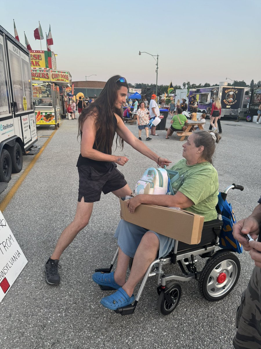 ScottPresler's tweet image. She watched Lara Trump’s interview with me twice, so I thanked her & asked for her vote.
Spending the time to connect with each & every voter.
On the ground putting in the work.