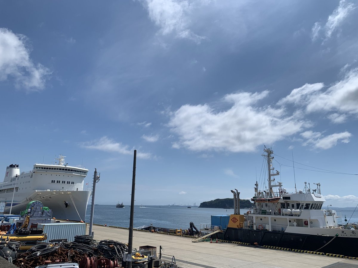 令和7年7月22日、今日の横須賀新港ふ頭のようすです。
夏本番の暑さで強い日差しが照り付けています。日曜日運休の新門司港行きフェリーのそれいゆと多目的作業船の新竜丸が停泊しているのが見えます。