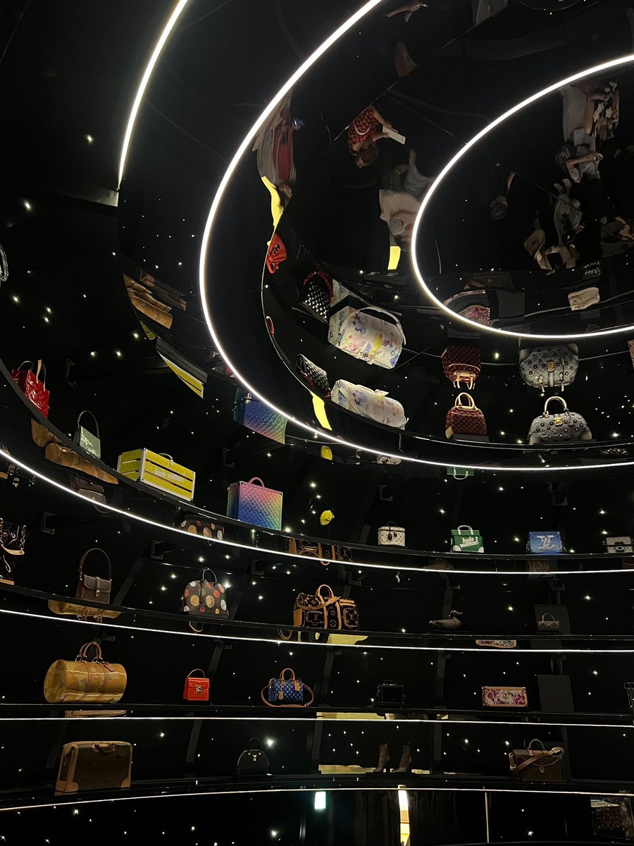 ISUTA_JP's tweet image. 大阪中之島美術館で、ルイ·ヴィトン｢ビジョナリー·ジャーニー｣展が開催中👜

日本の視点で解釈した、ルイ·ヴィトンの歴史を紹介する没入型展覧会。全11章、1000点以上のアイテムがずらり！

広瀬すずさんがカンヌ国際映画祭で着たドレスや、平野紫耀さんへ制作された特注トランクも見てみてね👗