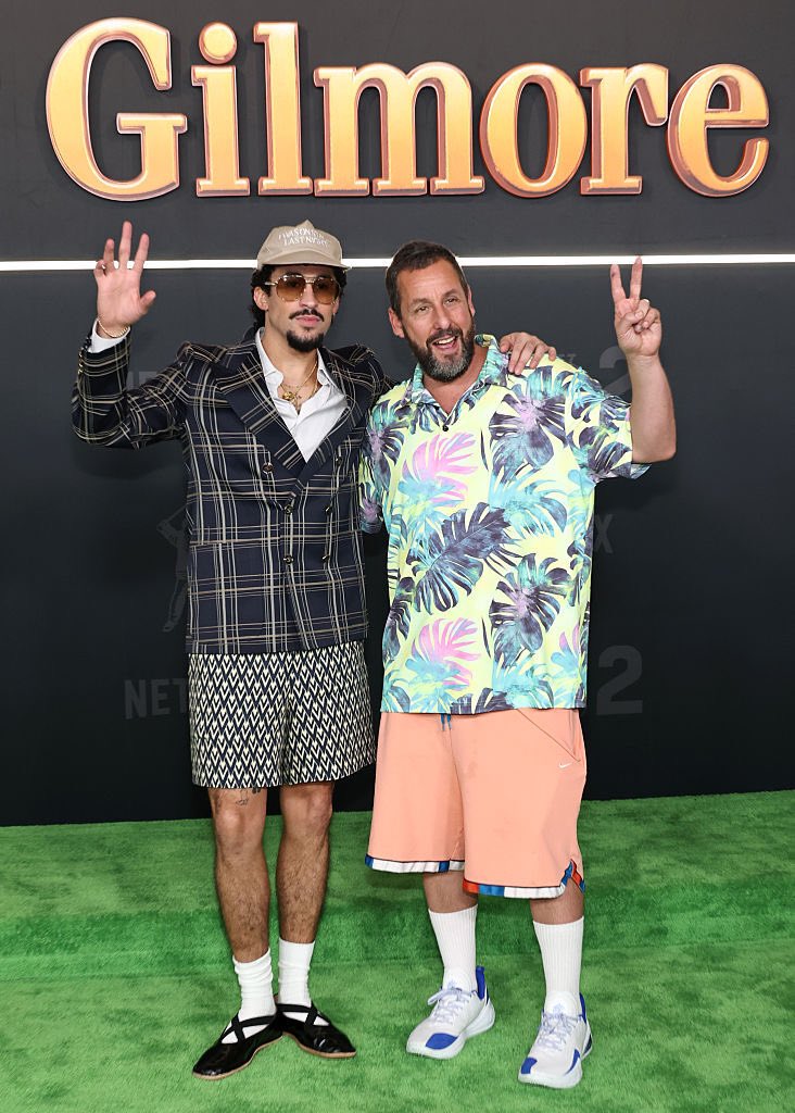 cali939's tweet image. Llego Benito a el premier de #happygilmore2 en #newyork junto a #adamsandler 🎬⛳️🎶
📸: Getty