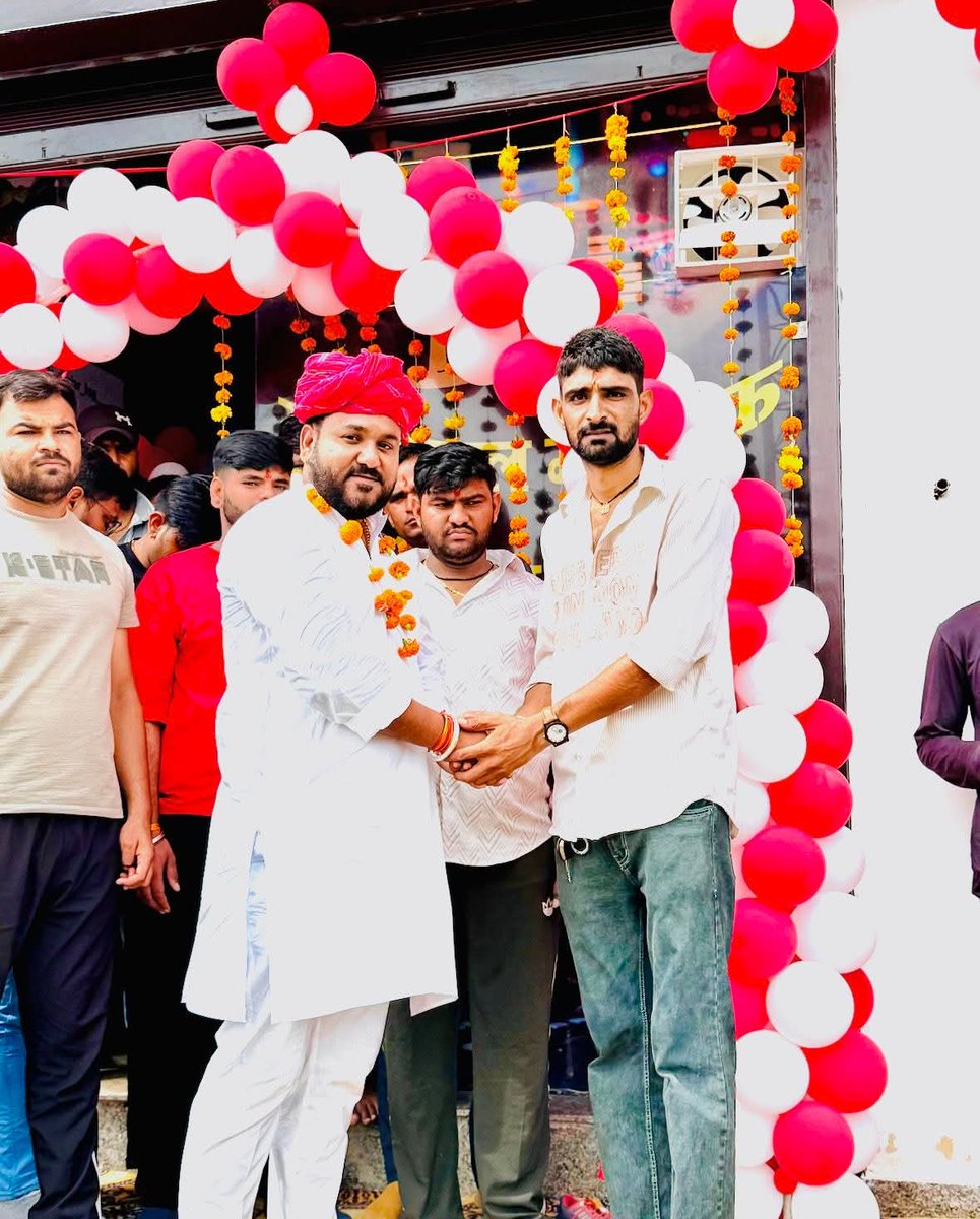 GurjarBhojraj07's tweet image. 📍किशनगढ़

किशनगढ़ के जयपुर रोड के पास महाकाल म्युजिक रिकार्डिंग स्टूडियो के शुभारंभ कार्यक्रम में शामिल होकर सिंगर भाई रघुवीर गुर्जर (अवाणा) को नव-प्रतिष्ठान की शुभकामनाएँ प्रेषित की एवं मैं ईश्वर से प्रार्थना करना हूँ कि भाई का प्रतिष्ठान ऊँचाईयों को छुये।

#भोजराज_गुर्जर