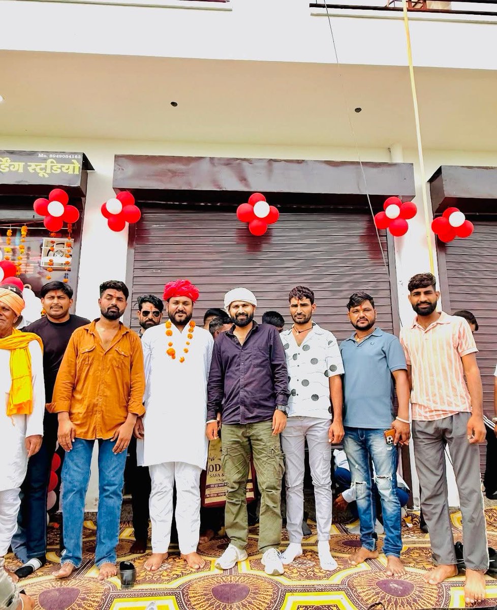 GurjarBhojraj07's tweet image. 📍किशनगढ़

किशनगढ़ के जयपुर रोड के पास महाकाल म्युजिक रिकार्डिंग स्टूडियो के शुभारंभ कार्यक्रम में शामिल होकर सिंगर भाई रघुवीर गुर्जर (अवाणा) को नव-प्रतिष्ठान की शुभकामनाएँ प्रेषित की एवं मैं ईश्वर से प्रार्थना करना हूँ कि भाई का प्रतिष्ठान ऊँचाईयों को छुये।

#भोजराज_गुर्जर