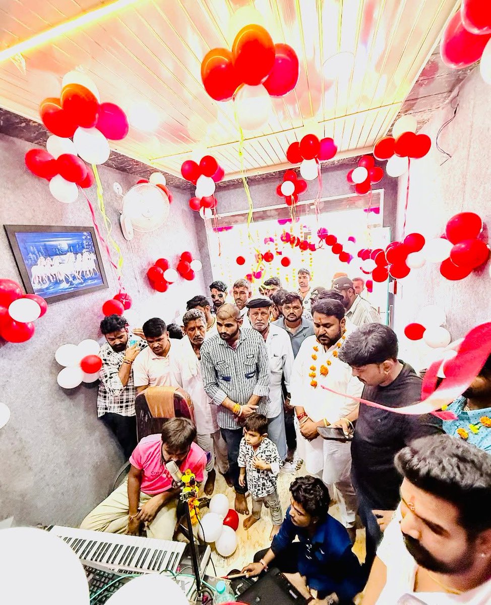 GurjarBhojraj07's tweet image. 📍किशनगढ़

किशनगढ़ के जयपुर रोड के पास महाकाल म्युजिक रिकार्डिंग स्टूडियो के शुभारंभ कार्यक्रम में शामिल होकर सिंगर भाई रघुवीर गुर्जर (अवाणा) को नव-प्रतिष्ठान की शुभकामनाएँ प्रेषित की एवं मैं ईश्वर से प्रार्थना करना हूँ कि भाई का प्रतिष्ठान ऊँचाईयों को छुये।

#भोजराज_गुर्जर