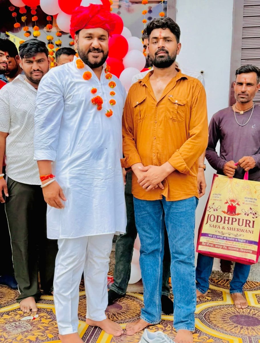 GurjarBhojraj07's tweet image. 📍किशनगढ़

किशनगढ़ के जयपुर रोड के पास महाकाल म्युजिक रिकार्डिंग स्टूडियो के शुभारंभ कार्यक्रम में शामिल होकर सिंगर भाई रघुवीर गुर्जर (अवाणा) को नव-प्रतिष्ठान की शुभकामनाएँ प्रेषित की एवं मैं ईश्वर से प्रार्थना करना हूँ कि भाई का प्रतिष्ठान ऊँचाईयों को छुये।

#भोजराज_गुर्जर