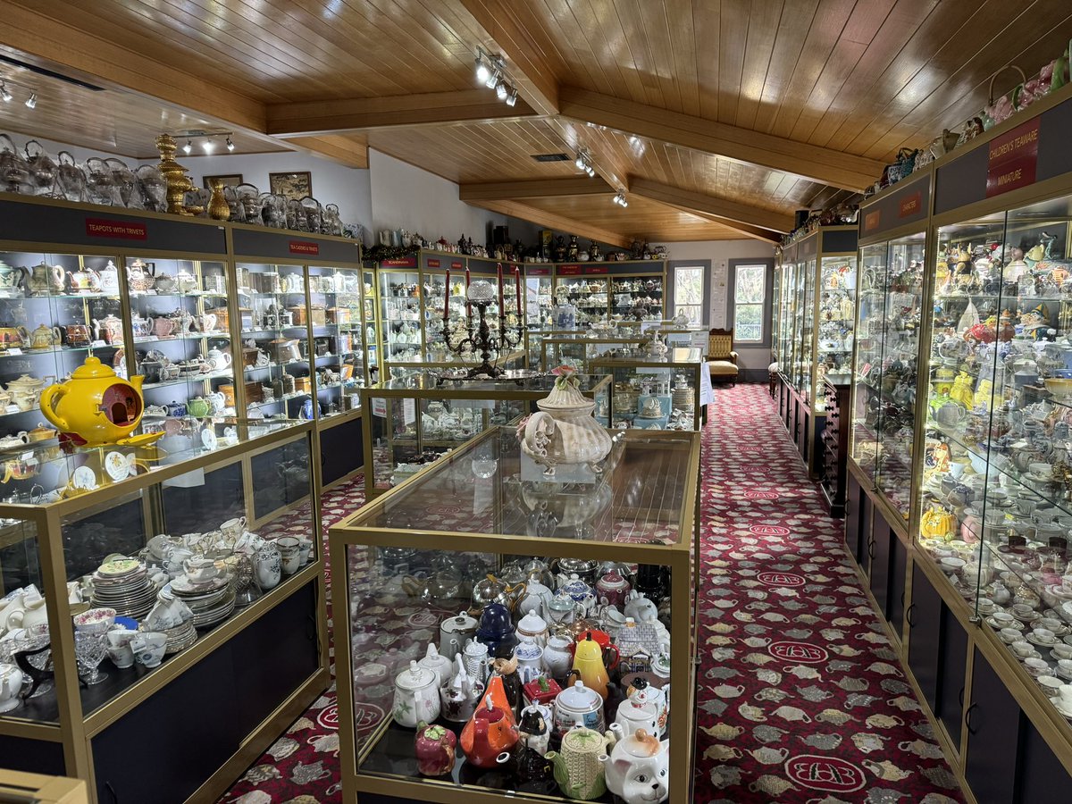 ihaveabluehat's tweet image. We had great fun yesterday at the Bygone Beauties Teapot Museum in Leura!