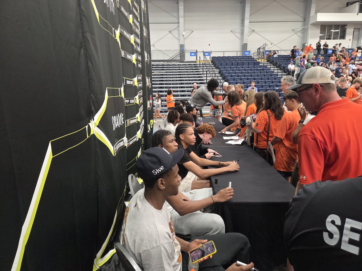 CuseSportsTalk_'s tweet image. Syracuse men's basketball team signing autographs for fans with the second half well underway.
A lot of fans' first chance to meet these guys. Very cool.