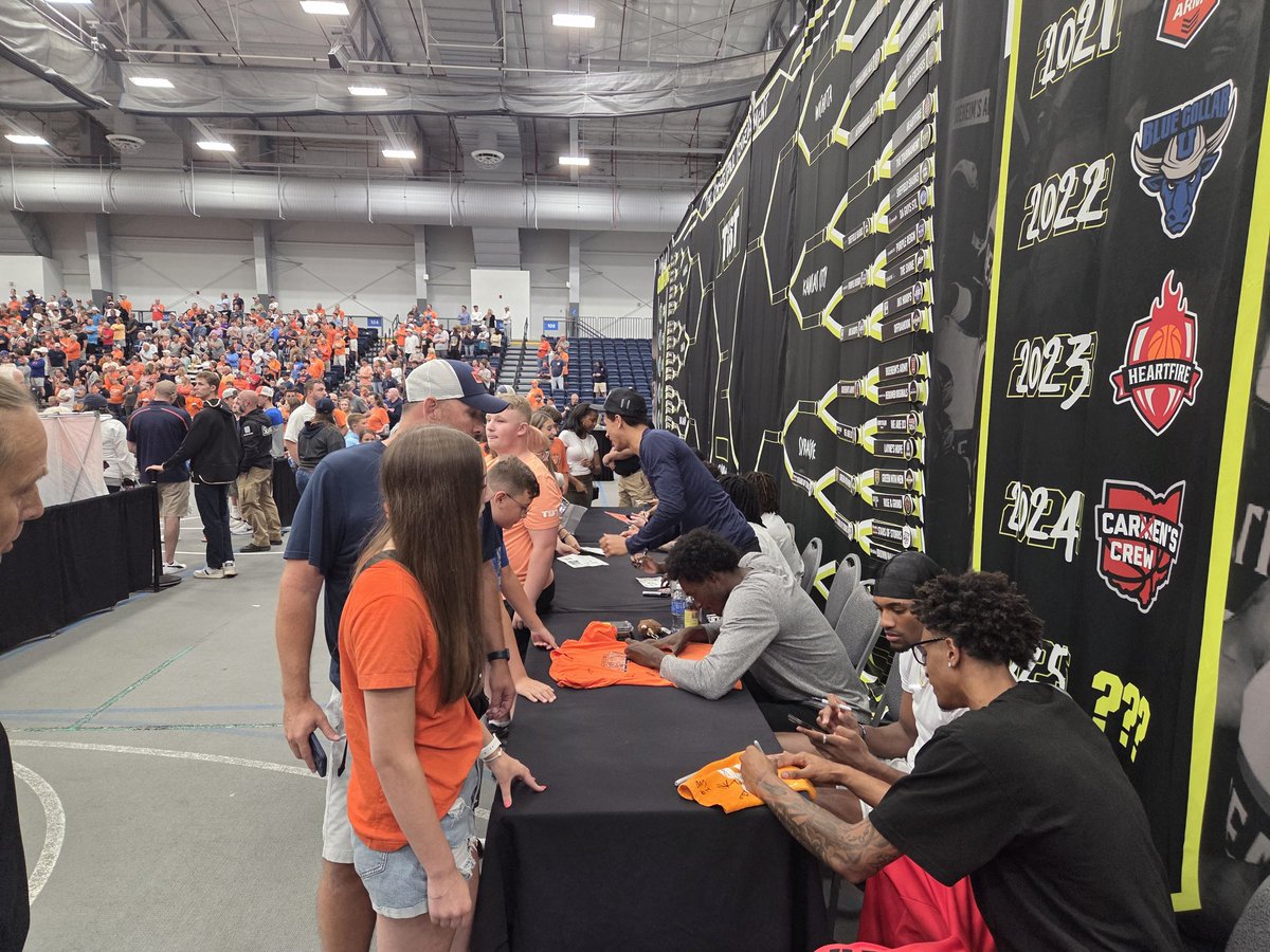 CuseSportsTalk_'s tweet image. Syracuse men's basketball team signing autographs for fans with the second half well underway.
A lot of fans' first chance to meet these guys. Very cool.