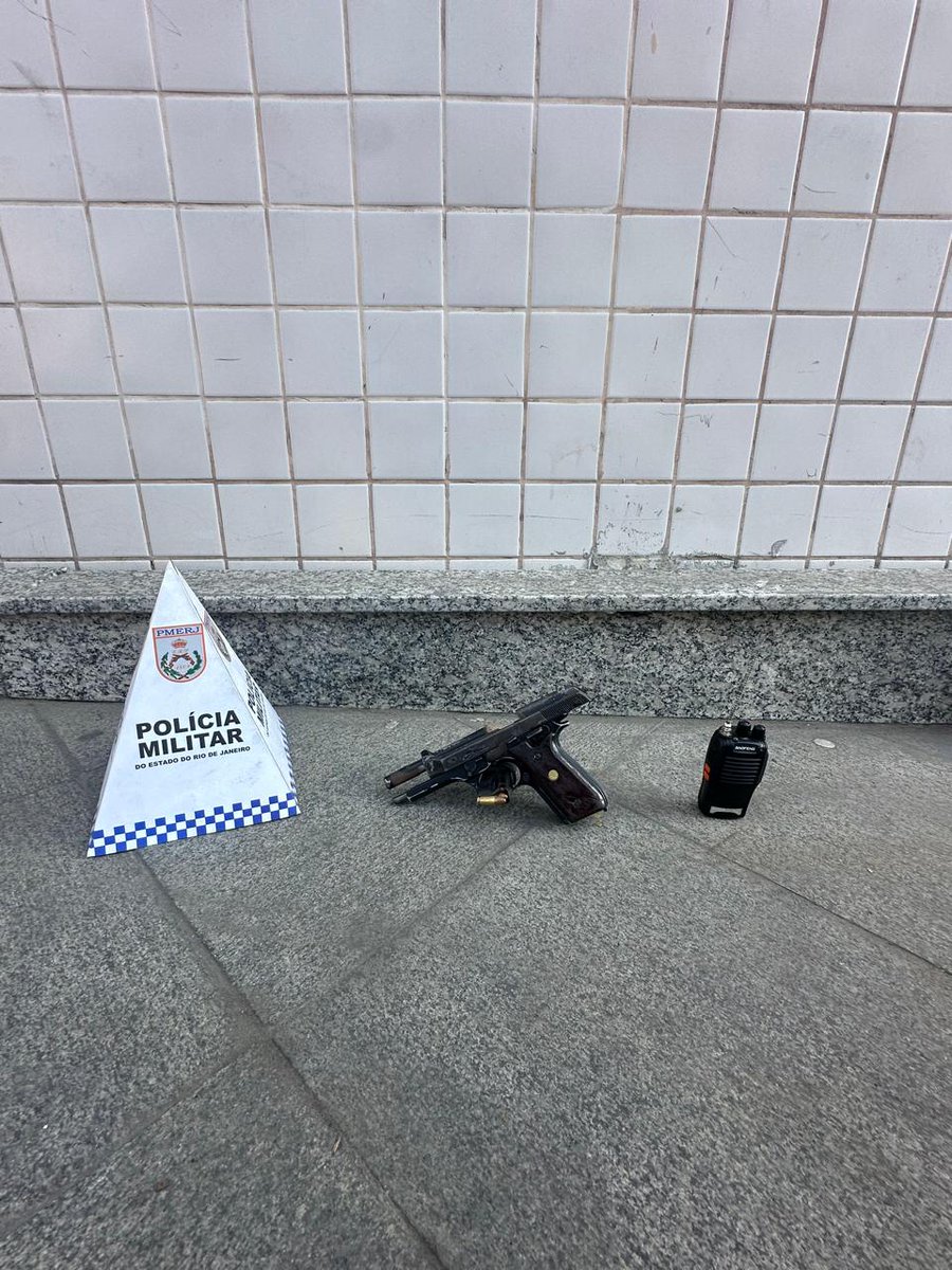 plantaobaixadaa's tweet image. Pistola e rádio comunicador foram apreendidos por nossos policiais do #20BPM, nesta segunda (21), durante ação realizada na localidade da Bacia, em Nova Iguaçu. Um criminoso se feriu ao entrar em confronto e foi socorrido ao hospital da região, onde veio a óbito.