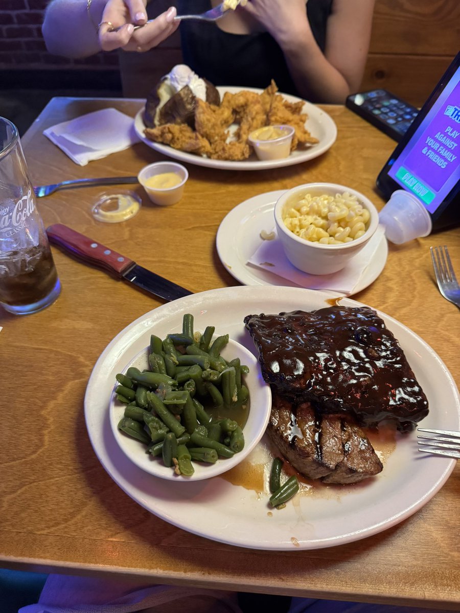 rileycollins__'s tweet image. First time at Texas Roadhouse. those rolls really are that good. And being able to get steak and ribs for $22.99 rules
8.8/10
