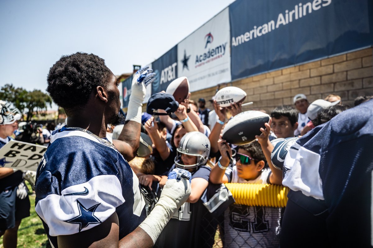 VisitOxnardCA's tweet image. 🚨 Want the best seat in the house at Dallas Cowboys Training Camp? Now’s your chance. Enter our Daily VIP Pass Giveaway--> --> bit.ly/3NRArAy
🏈 Dallas Cowboys Fan Experiences are now available offering VIP ways to watch your favorite team up close in Oxnard