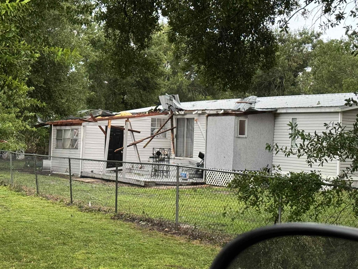 MattDevittWX's tweet image. UPDATE: The National Weather Service in Tampa is calling this "straight-line winds of 45-50 mph" today in Desoto County. Thoughts?