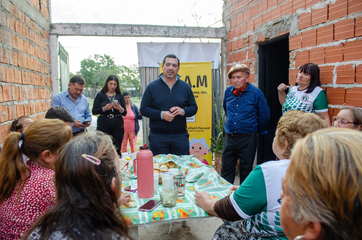 javiersaezok's tweet image. Hoy compartimos una merienda en el Club de Abuelos del Albo, del barrio Popular, junto al candidato a Viceintendente de @vamosctesok @arielbaez y a la concejal Melisa Mecca donde hablamos de la realidad de la ciudad y proyectamos nuevas oportunidades.
¡Gracias por recibirnos!