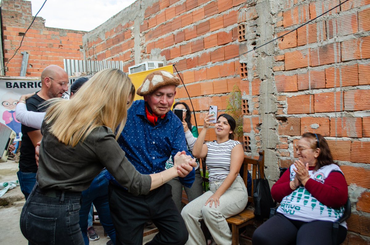 javiersaezok's tweet image. Hoy compartimos una merienda en el Club de Abuelos del Albo, del barrio Popular, junto al candidato a Viceintendente de @vamosctesok @arielbaez y a la concejal Melisa Mecca donde hablamos de la realidad de la ciudad y proyectamos nuevas oportunidades.
¡Gracias por recibirnos!