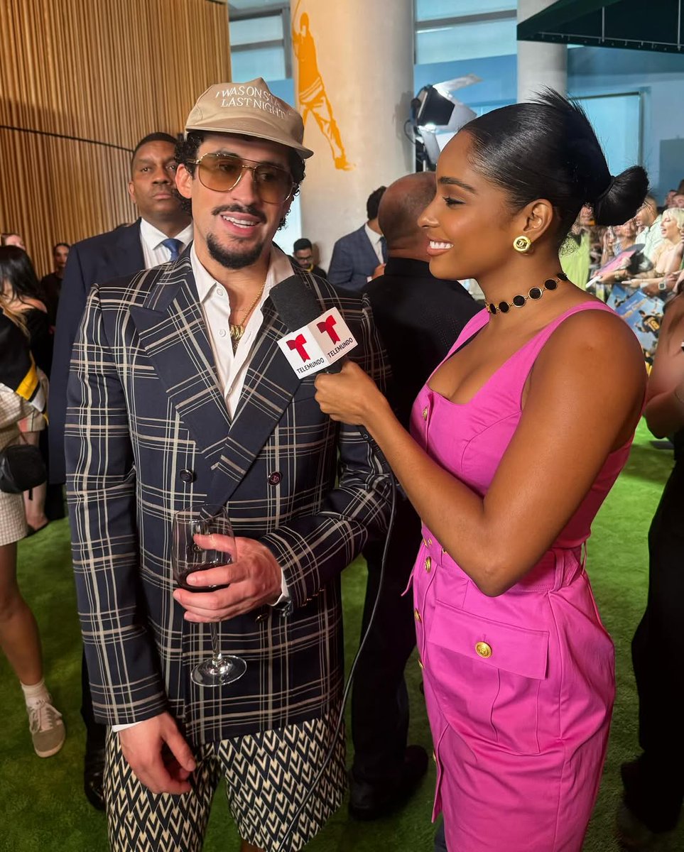 AccessBadBunny's tweet image. Bad Bunny on the red carpet of Happy Gilmore 2 .⛳🏌️♂️