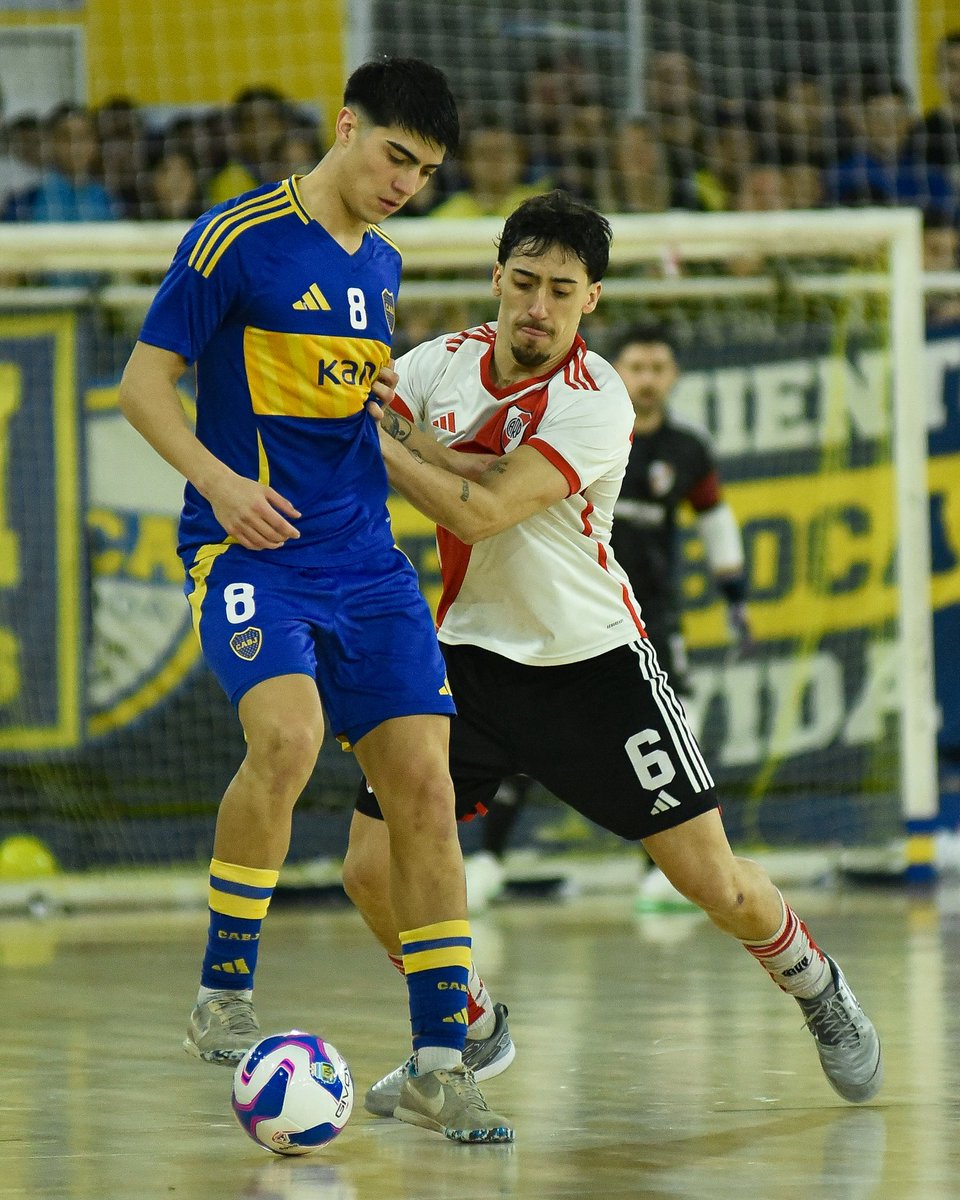 carpfutsal's tweet photo. Postales del primer tiempo del Superclásico. 💪🏻

#VamosRiver ⚪️❤️⚪️ https://t.co/36335MwYtI
