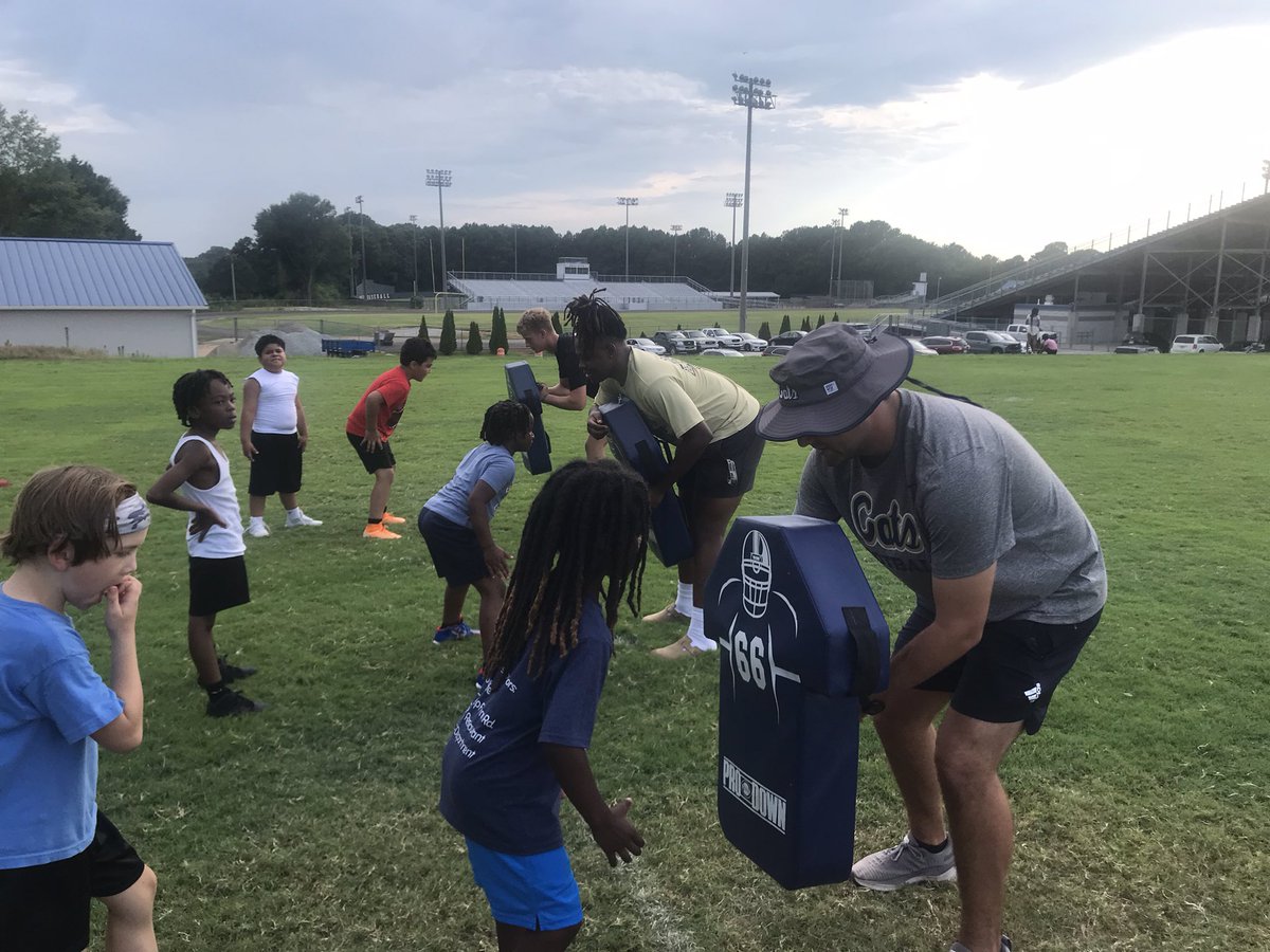 CoachDCrane's tweet photo. Had a great time finishing up our Monday Night Skills/Drills with @SenecaRecDept tonight!  Future is bright with these kids!  Appreciate all of our Varsity players who showed up to help, and a special thanks to @christian_nix45 for the Pelicans tonight! https://t.co/aLYAISoVad
