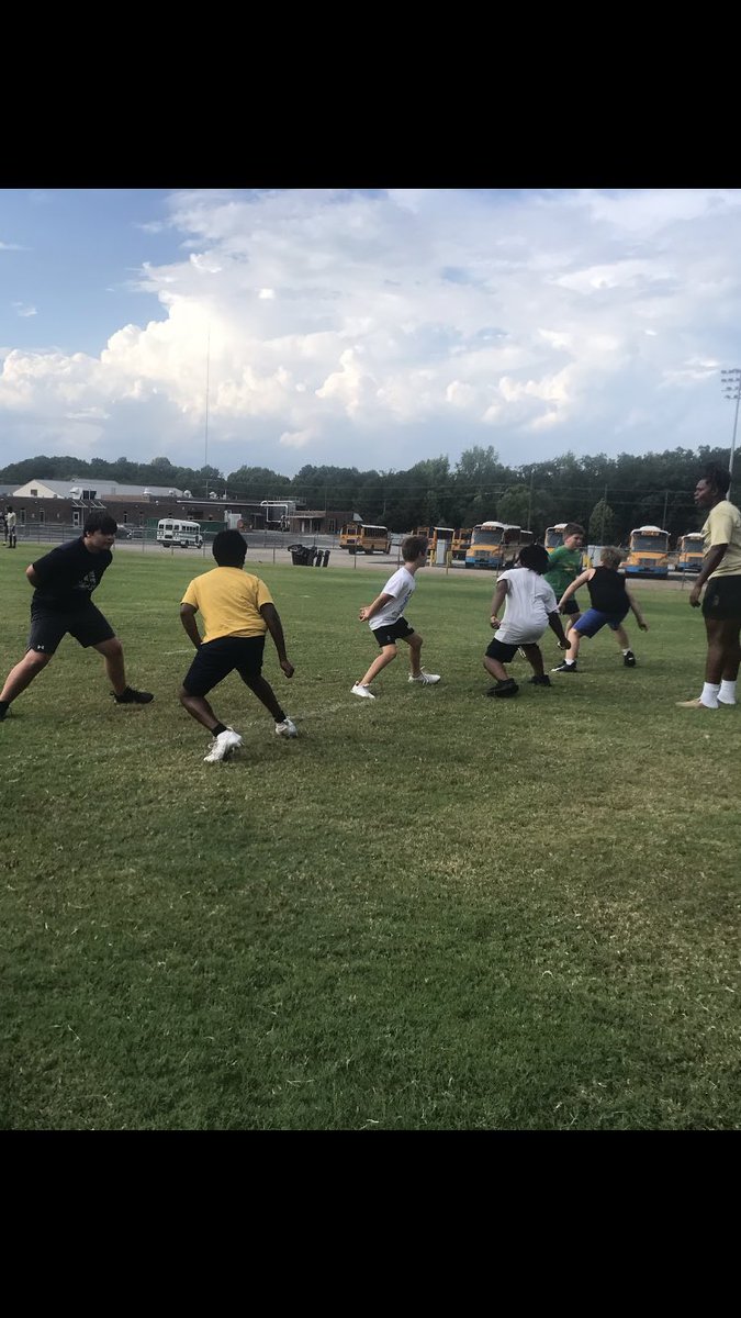 CoachDCrane's tweet photo. Had a great time finishing up our Monday Night Skills/Drills with @SenecaRecDept tonight!  Future is bright with these kids!  Appreciate all of our Varsity players who showed up to help, and a special thanks to @christian_nix45 for the Pelicans tonight! https://t.co/aLYAISoVad