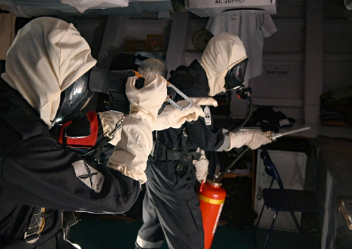 IN_EasternFleet's tweet image. #TrainingTuesday in full swing! 🚢🔥
“Learn as if you were not reaching your goal and as though you were scared of missing it” ― Confucius
Witnessing the raw power and pinpoint accuracy forged through relentless training. It's all about pushing limits and perfecting every…