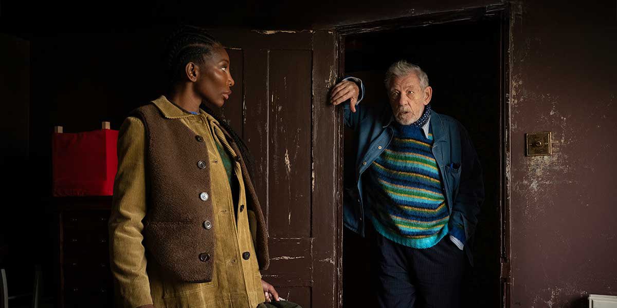 filmes_e_filmes's tweet image. Michaela Coel e Ian McKellen são destaque na primeira imagem de &quot;The Christophers&quot;, comédia dramática dirigida por Steven Soderbergh, que está na seleção oficial do Festival de Toronto.💥🎬

#thechristophers #stevensoderbergh #michaelacoel #ianmckellen #tiff