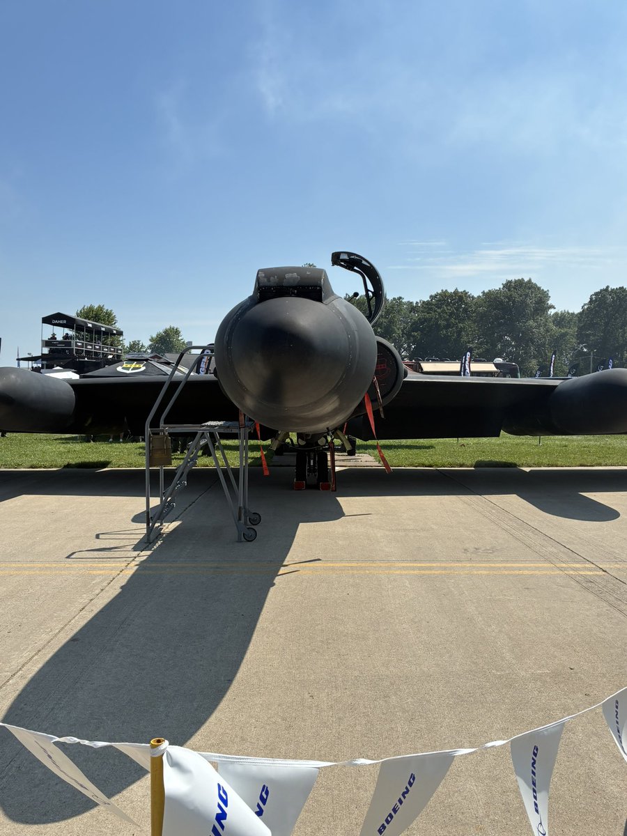 Jen_Niffer's tweet image. Beauty and the Beast. 😁 #Connie #DragonLady #avgeek #aviation #airplane #OSH25