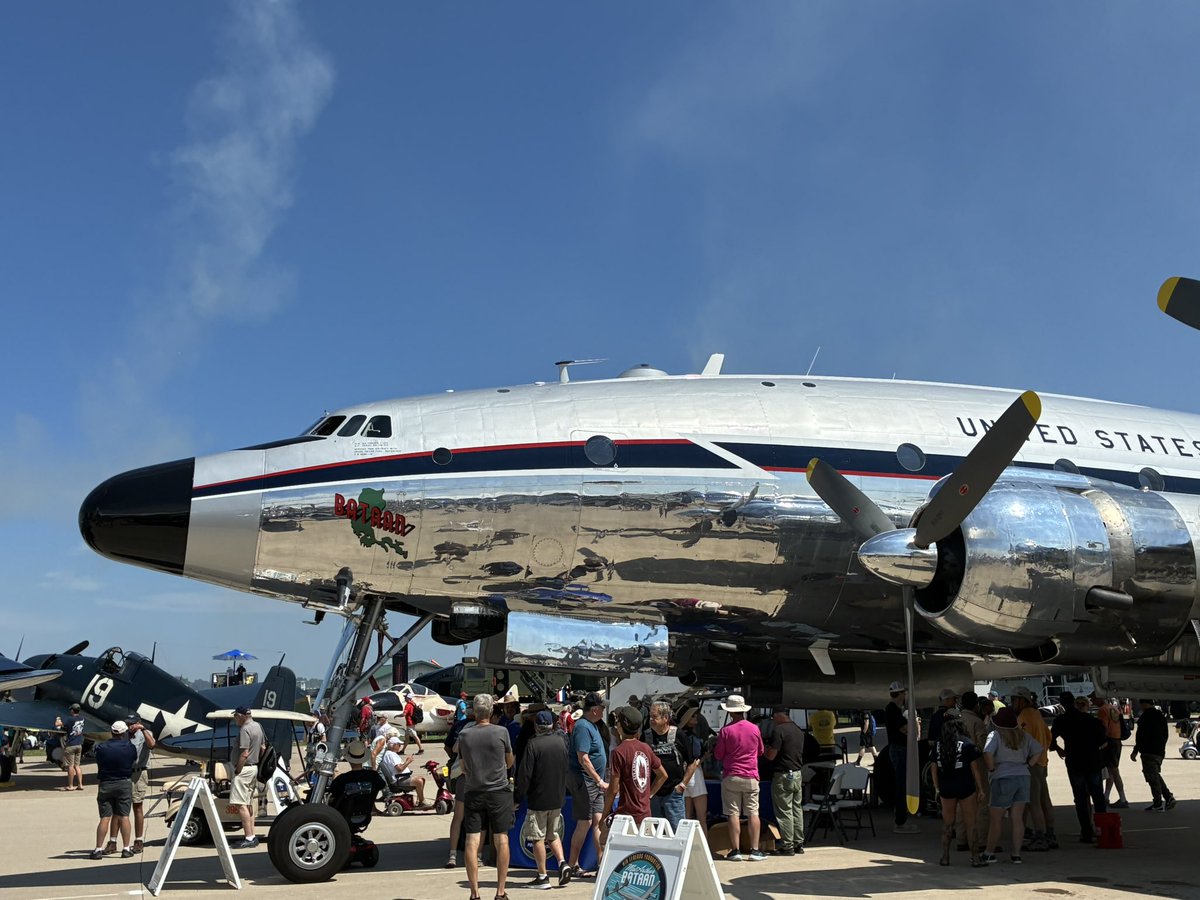 Jen_Niffer's tweet image. Beauty and the Beast. 😁 #Connie #DragonLady #avgeek #aviation #airplane #OSH25