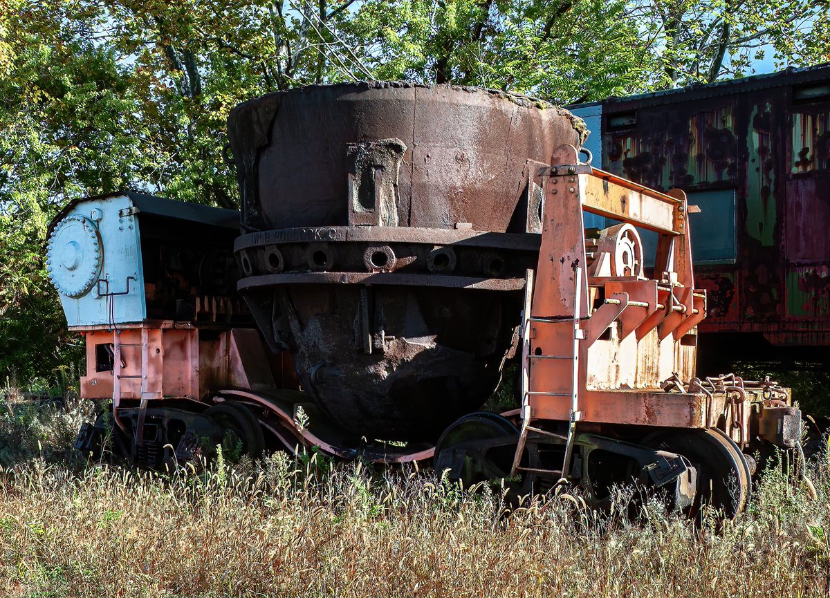 ExploresMr's tweet image. A long forgotten steel "dipper" car, left over from Ohio's steel days, many decades ago.