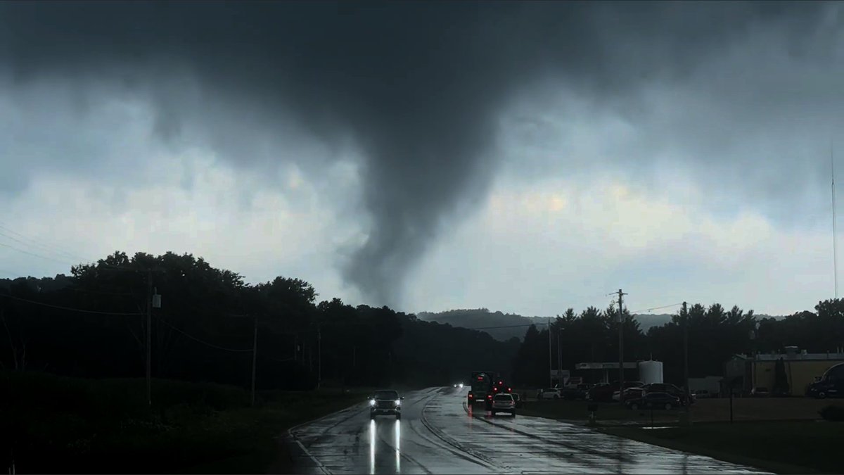 SparkServiceWX's tweet image. 🚨NEW UPLOAD🚨
Durring July 16th, 2025 A Damaging Tornado Would Move Through Suak City, WI.
This Video Shows The Storm Moving Through Town, And A Close Up Interecpt On Foot As It Impacts A Field.
Link Here: youtu.be/I10AeWrtPUo
📸: @JackTheChaser / BlueStormChasing