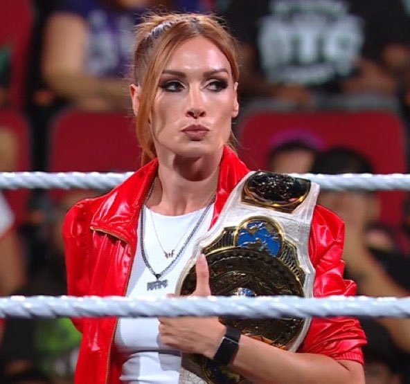 uceyrollinsx's tweet image. Becky Lynch the woman that you areπ«
#WWERaw