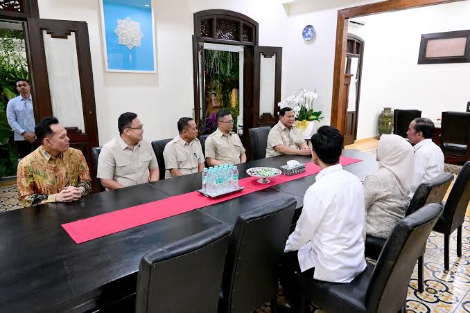 Analisis dikit.. Dikit aja..

Ini foto sebenarnya ga ada yang salah karena memang Pak Prabowo bisa menang Pilpres karena Jokowi (HIDUP JOKOWI!!!)..

Tapi salahnya adalah..

1. Jokowi itu bukan Ketua Partai Pak Prabowo. Jadi ga perlu acara melapor-melapor..

2. Posisi melapor