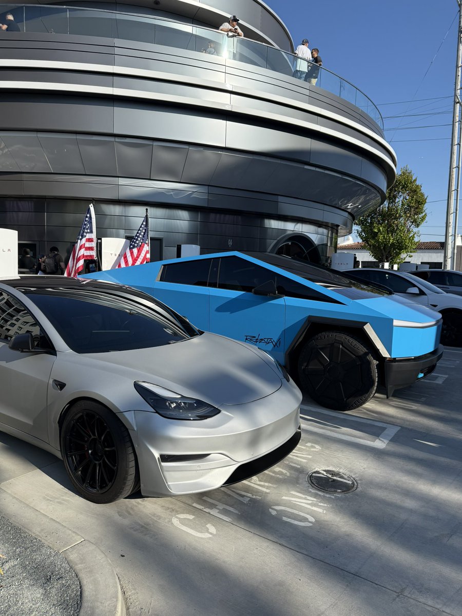 corbinwilliams's tweet image. Tesla Diner & Supercharger in Hollywood, CA
Open 24/7⚡️🍿🎞️🤖