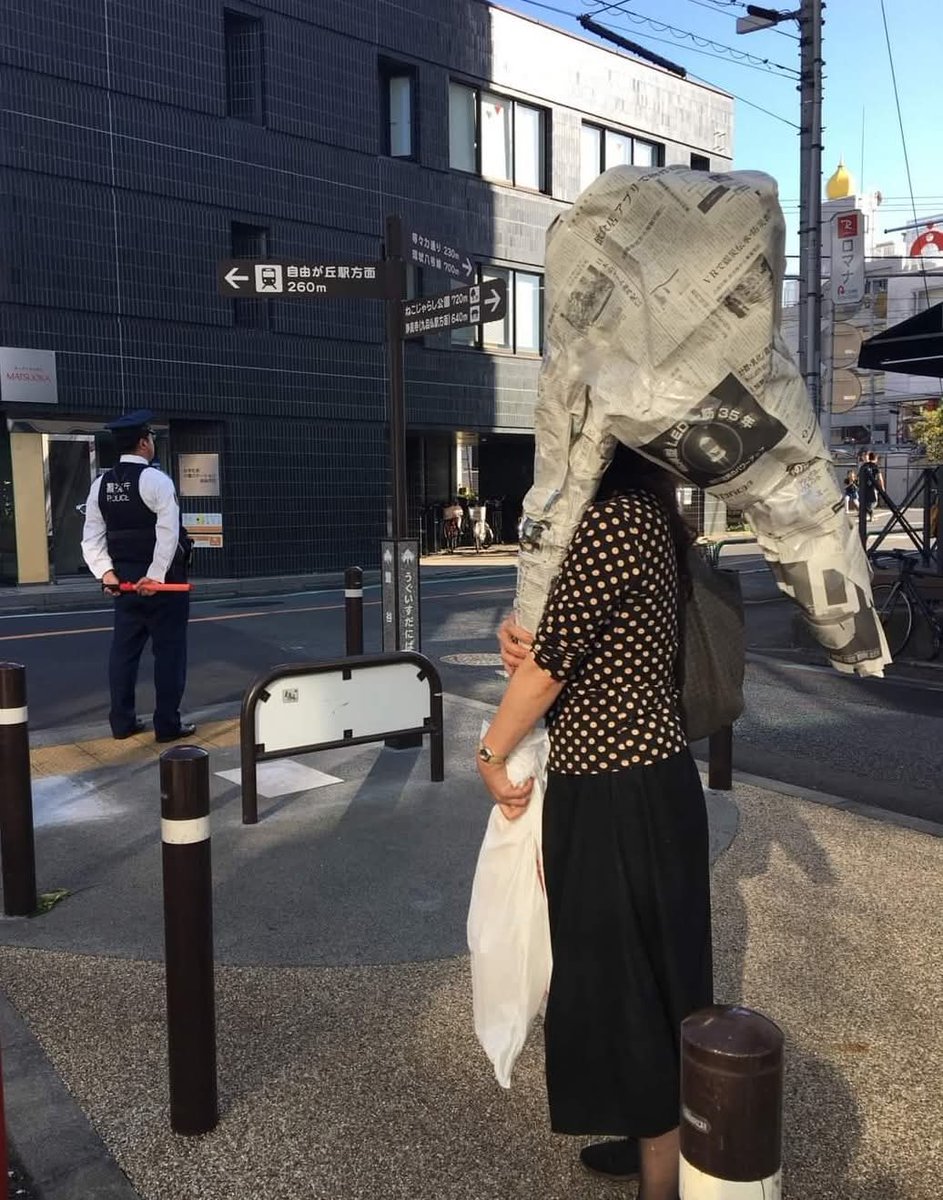 yuko_nagayama's tweet image. 以前、友達とお茶したあと、バナナの枝を持って自由が丘を歩いていたら、お巡りさんがいて躊躇してるところを友達に撮られた。
それをアップしたら知らない人が絵を載せてきて笑った。
