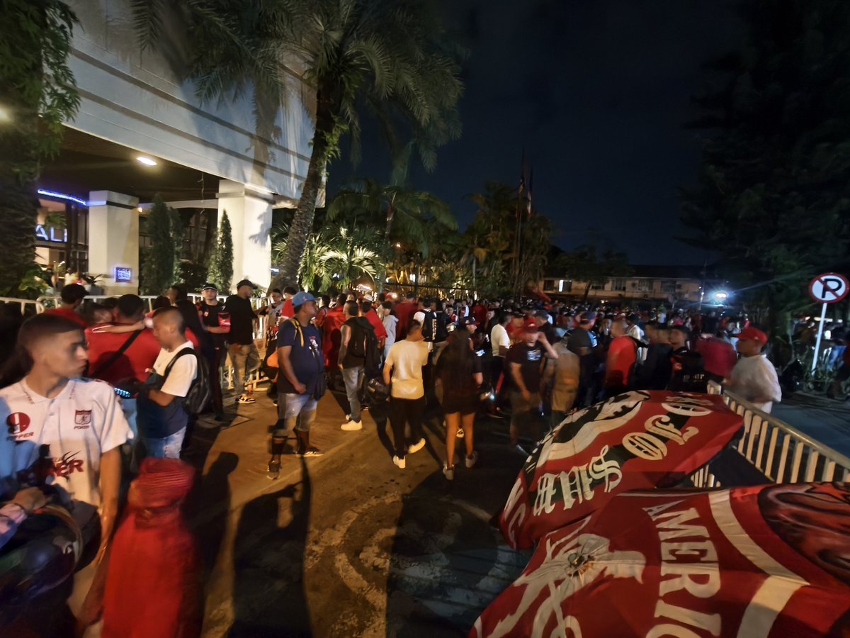 juanccortesd's tweet image. Buena cantidad de hinchas del rojo para el habitual banderazo en la previa del juego ante Bahía