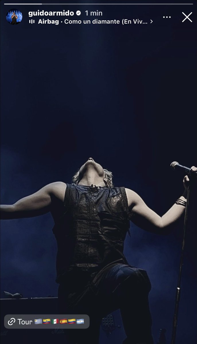 Chica con Kalashnikov tweet media