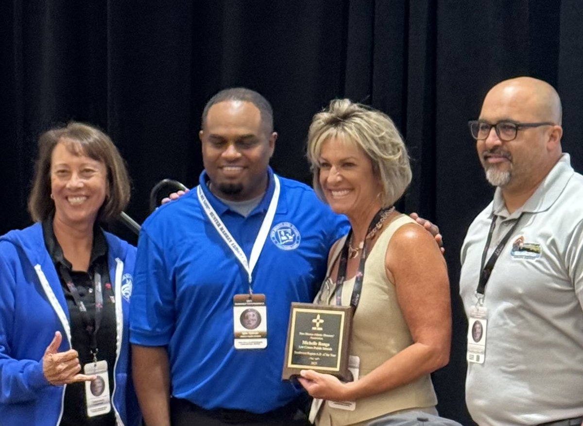 ignacior38's tweet image. Congratulations to LCPS’s own Michelle Ronga, named NMAA Southwest Athletic Director of the Year this past weekend! 🏆 An incredible and well-deserved honor—thank you for your outstanding leadership and dedication to student athletics! @LCPSnet