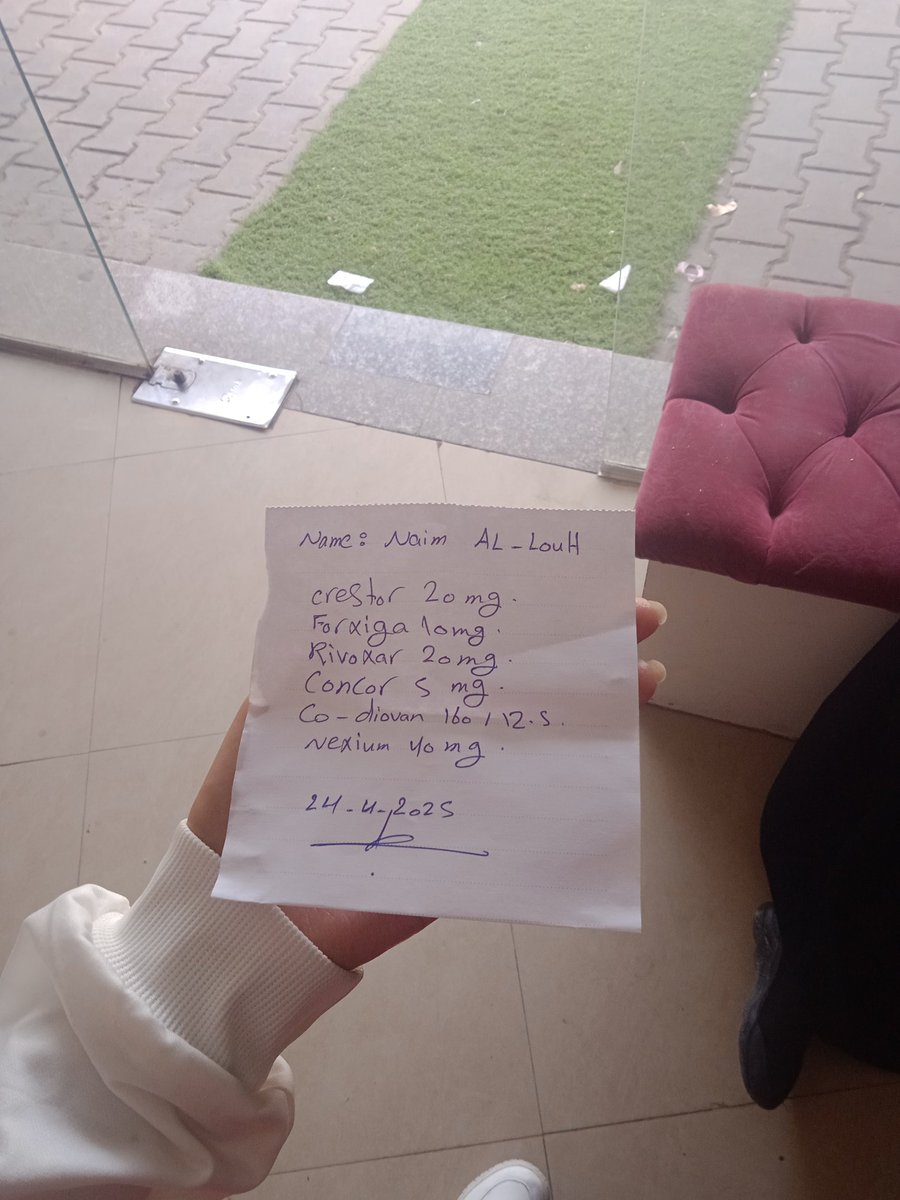 hind_naeem12's tweet image. I don't know what to do when we were evacuated from the house. We left my father's medications out of fear. My father fainted. His health is deteriorating. I'm worried. My father has a stroke. We need $300 to buy the medication. Help my father.๐ญ๐ญ๐ญ๐
