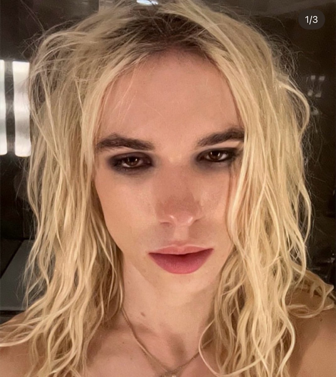 GRUGCEL's tweet image. the most beautiful person you will never see again in your life at the airport: