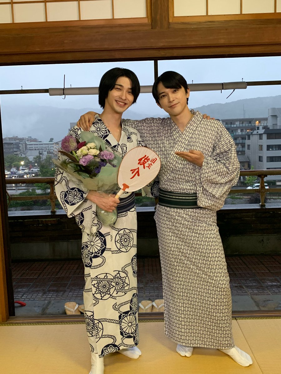 kokuhou_movie's tweet image. 𖡼⊹𑁍 クランクアップ 𑁍⊹𖡼
🪭大垣俊介 役┋横浜流星さん
自らの血筋と、友の才能との間で
葛藤を抱きながら
❝本物の役者❞を目指し奮闘する俊介。
親友でありライバルの喜久雄を演じた
吉沢亮さんと共に📸
映画『国宝』
大ヒット上映中🎬⸝⋆⸝⋆