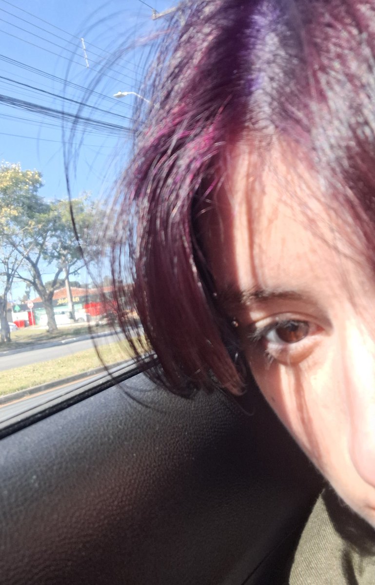 sosocafundo's tweet image. gente parei de pintar o cabelo, assumi ele natural a 6 meses sem tintura.